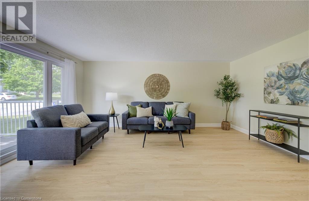Property at 152 GREENDALE Crescent image 4