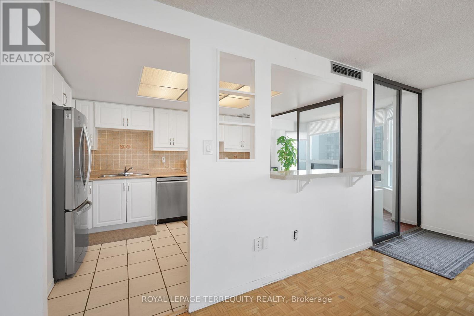 1702 - 8 Lisa Street, Brampton, Ontario  L6T 4S6 - Photo 7 - W12283284