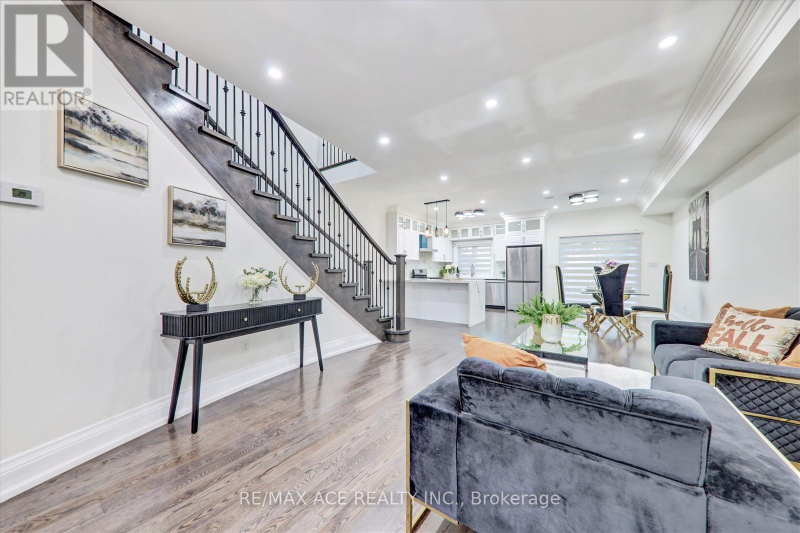71 Lillington Avenue, Toronto (Birchcliffe-Cliffside), Ontario  M1N 3K6 - Photo 7 - E12283351