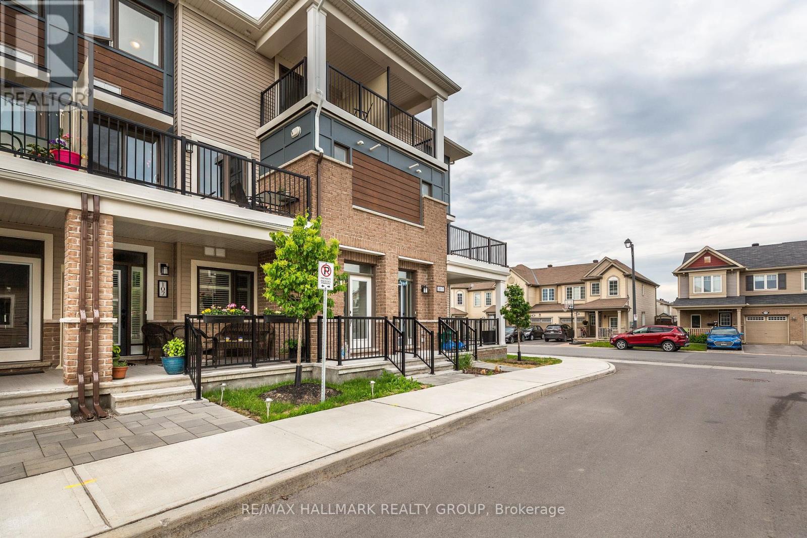 105 Walleye Private, Ottawa, Ontario  K2J 6L3 - Photo 4 - X12283479