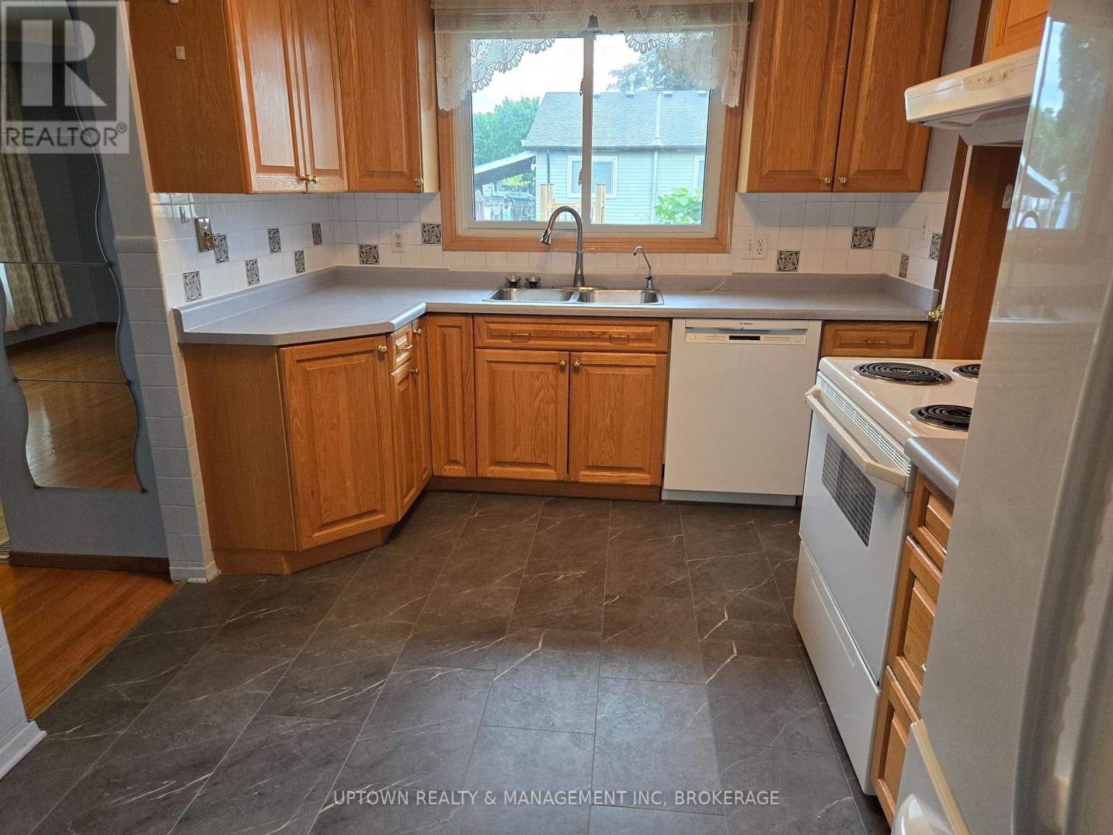 35 Allan Drive, St. Catharines, Ontario  L2N 6H3 - Photo 7 - X12283536