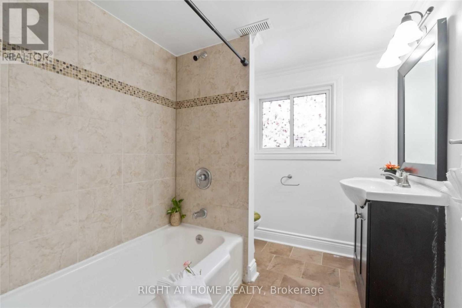 19 Burk Street, Oshawa, Ontario  L1J 4C1 - Photo 6 - E12283451