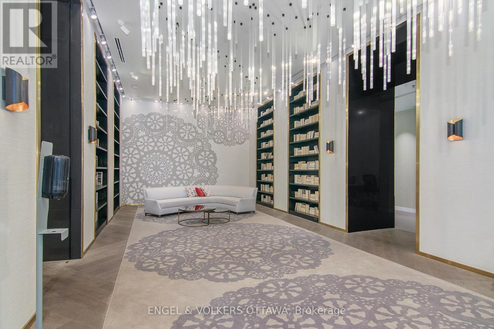 305 - 428 Sparks Street, Ottawa, Ontario  K1R 0B3 - Photo 2 - X12163855