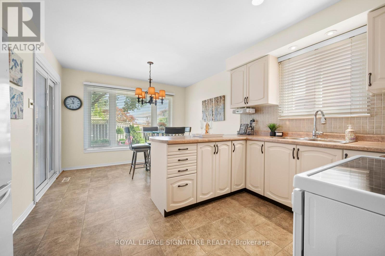 3251 Galbraith Drive, Mississauga (Erin Mills), Ontario  L5L 4A6 - Photo 11 - W12283416