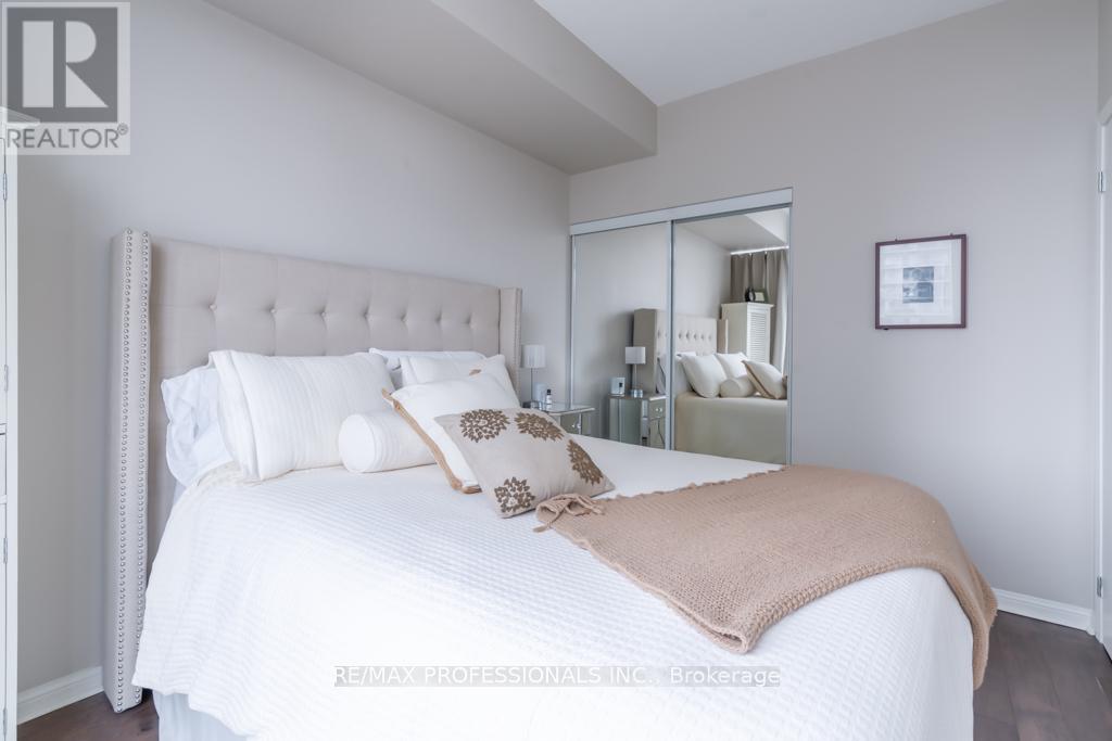 512 - 15 Windermere Avenue, Toronto, Ontario  M6G 5A2 - Photo 13 - W12283629