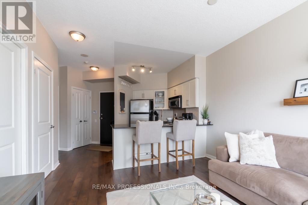 512 - 15 Windermere Avenue, Toronto, Ontario  M6G 5A2 - Photo 6 - W12283629