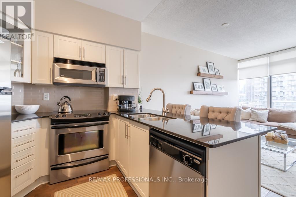 512 - 15 Windermere Avenue, Toronto, Ontario  M6G 5A2 - Photo 7 - W12283629