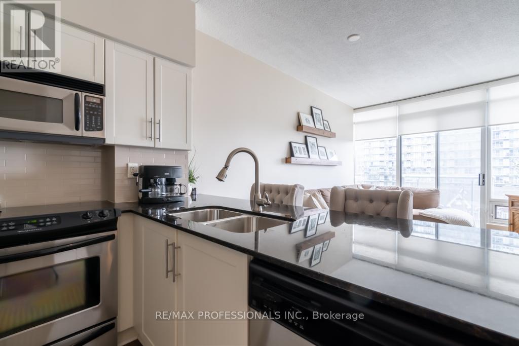 512 - 15 Windermere Avenue, Toronto, Ontario  M6G 5A2 - Photo 8 - W12283629