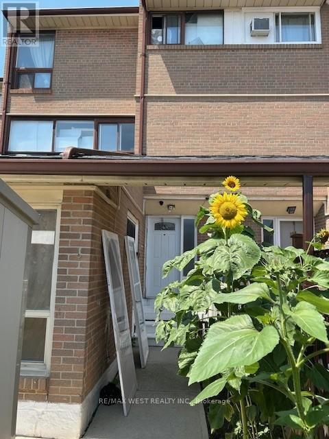 161 - 252 John Garland Boulevard, Toronto (West Humber-Clairville), Ontario  M9V 1N8 - Photo 2 - W12283651