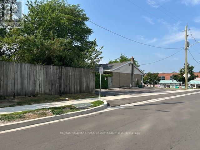 39 Parkside Drive, Newmarket (Central Newmarket), Ontario  L3Y 4R7 - Photo 2 - N12283521