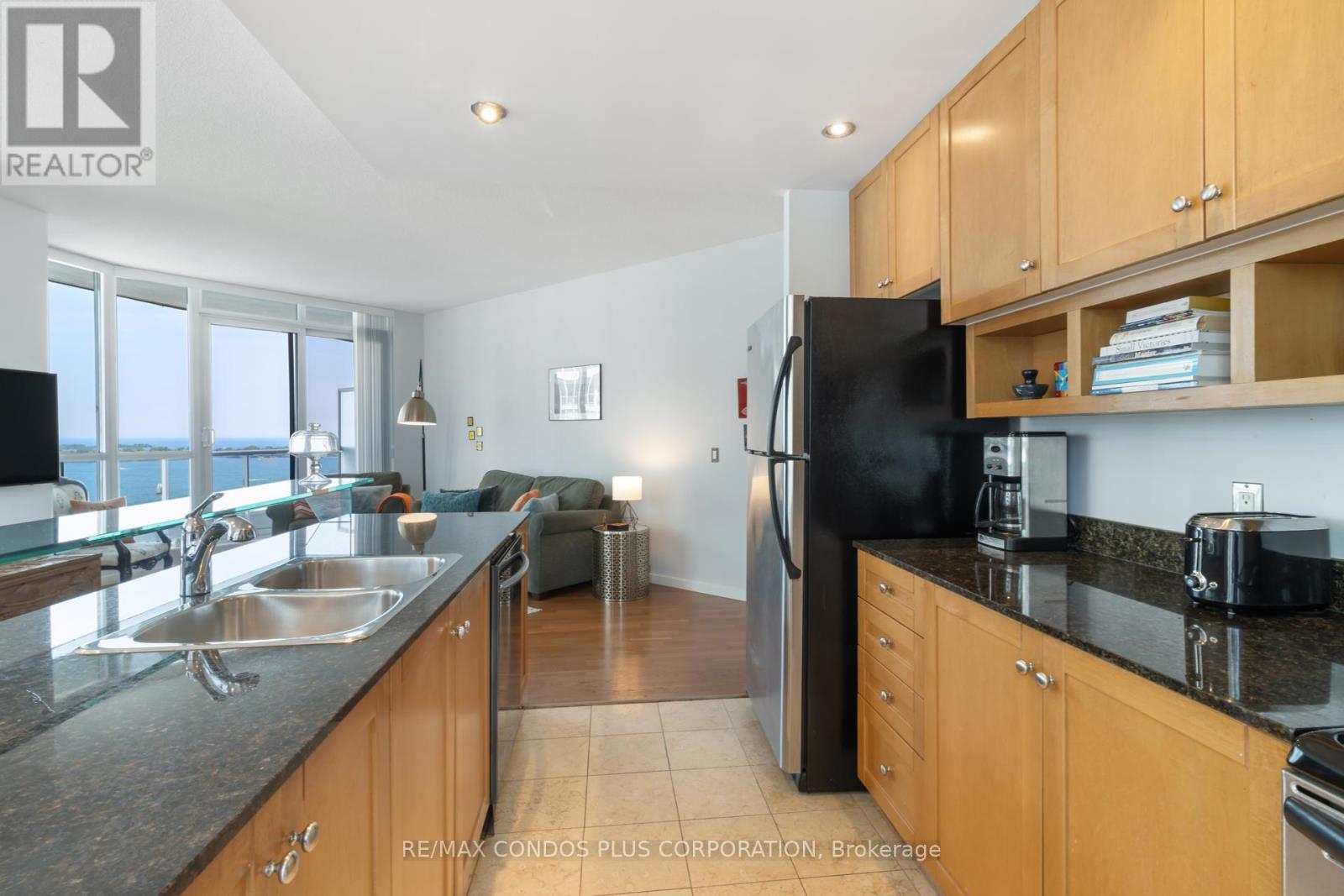 2302 - 218 Queens Quay W, Toronto (Waterfront Communities), Ontario  M5J 2Y6 - Photo 22 - C12283747