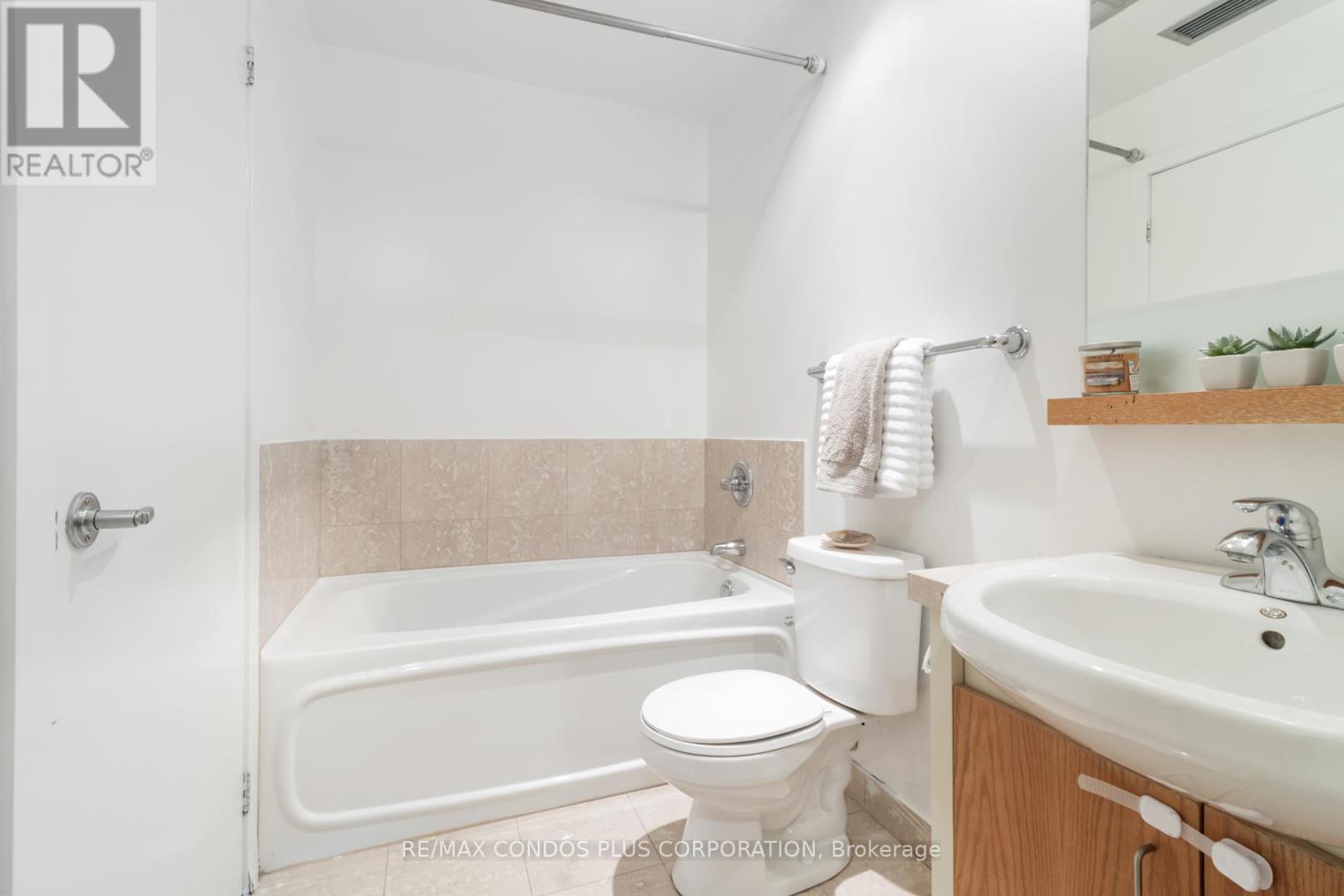 2302 - 218 Queens Quay W, Toronto (Waterfront Communities), Ontario  M5J 2Y6 - Photo 36 - C12283747