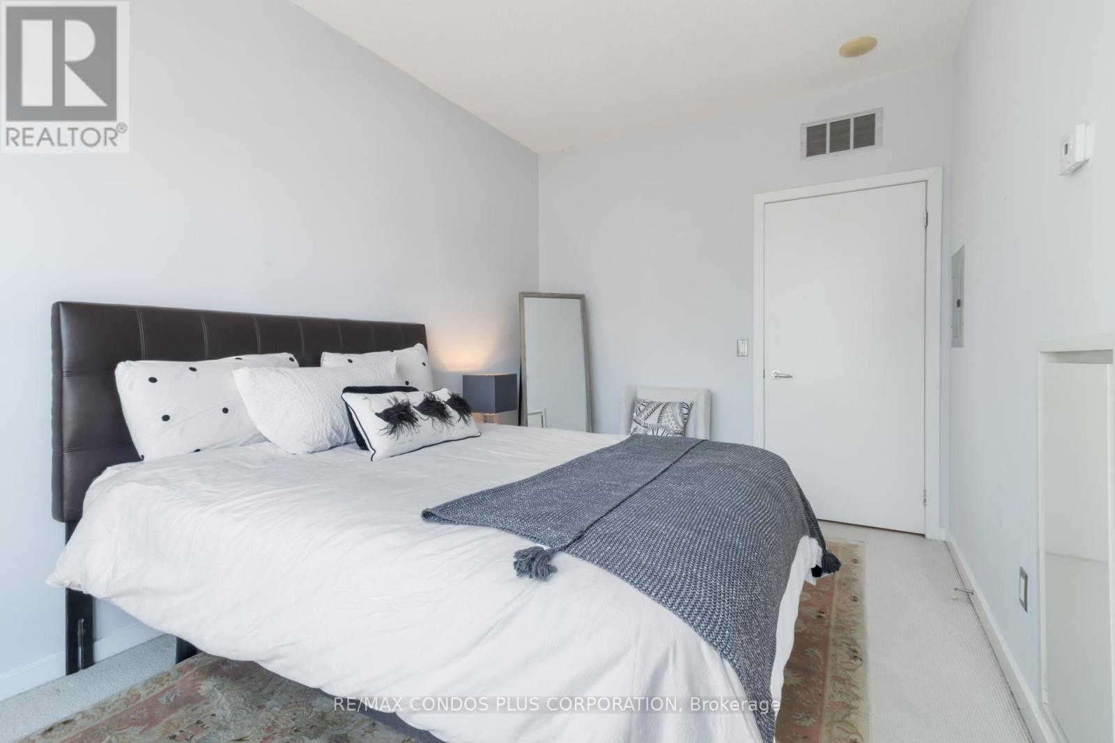 2302 - 218 Queens Quay W, Toronto (Waterfront Communities), Ontario  M5J 2Y6 - Photo 38 - C12283747
