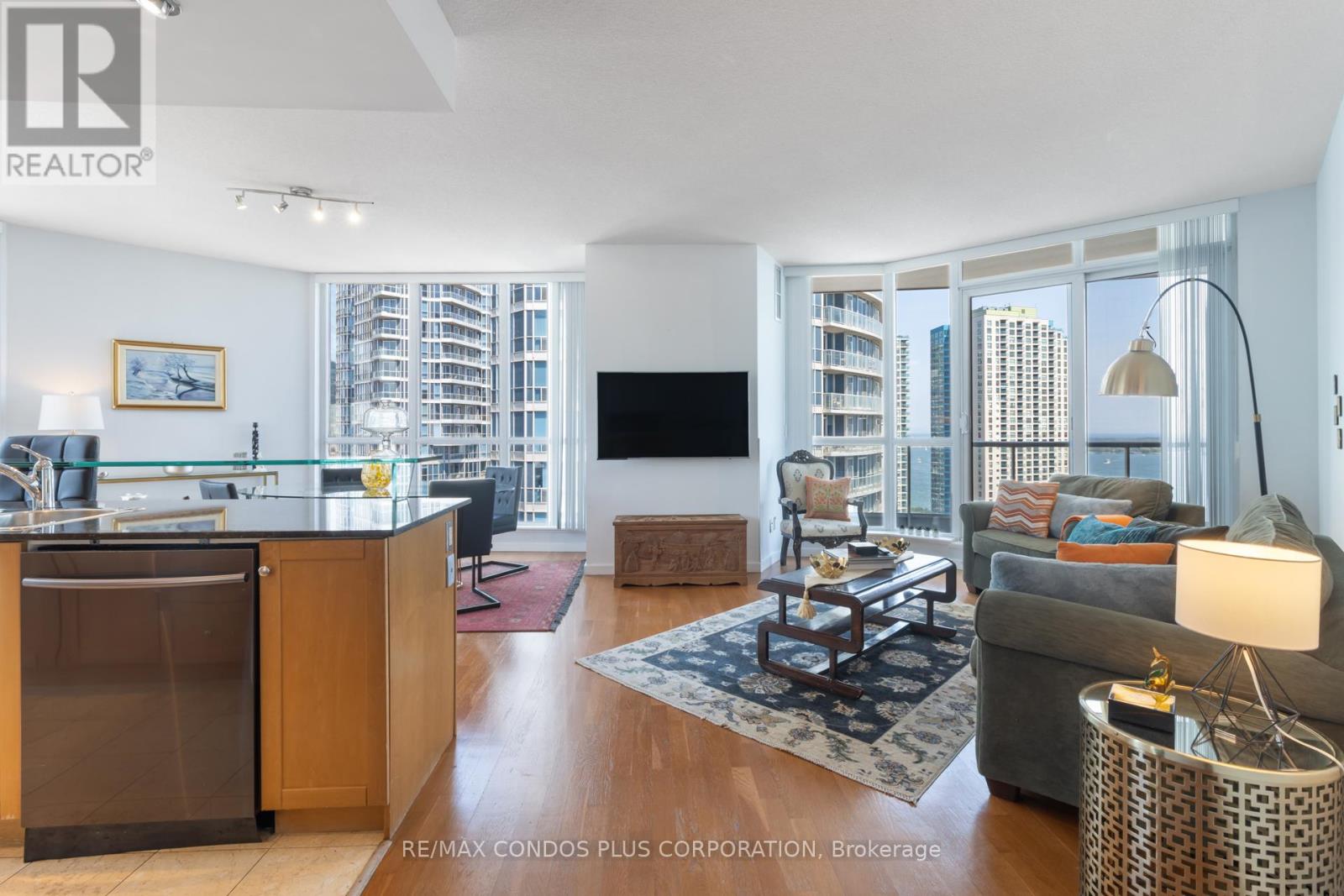 2302 - 218 Queens Quay W, Toronto (Waterfront Communities), Ontario  M5J 2Y6 - Photo 8 - C12283747