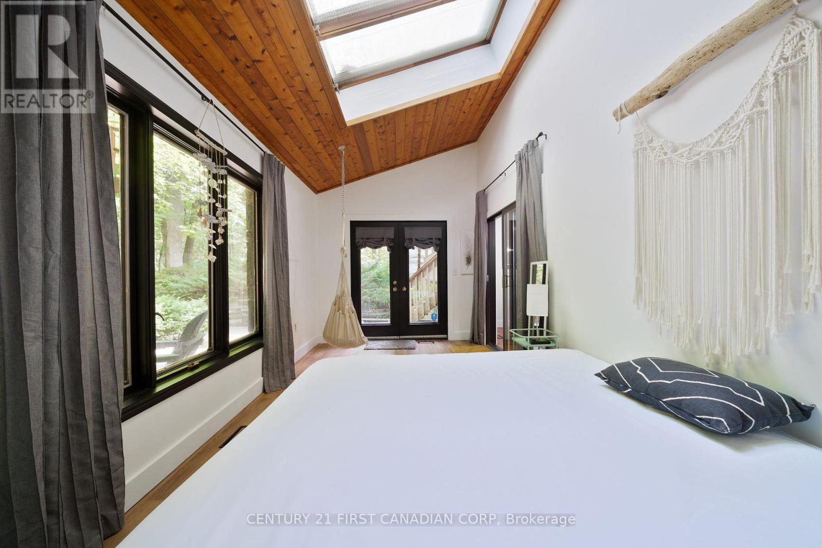 10285 Pines Parkway, Lambton Shores (Grand Bend), Ontario  N0M 1T0 - Photo 14 - X12283905