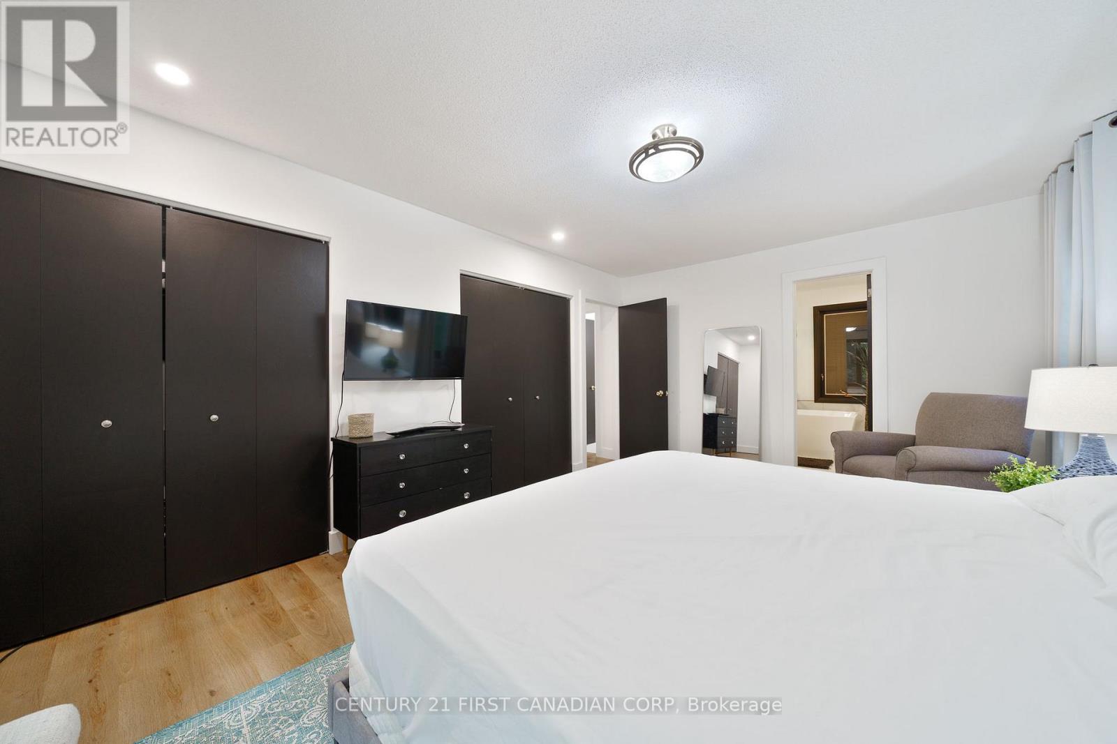 10285 Pines Parkway, Lambton Shores (Grand Bend), Ontario  N0M 1T0 - Photo 17 - X12283905