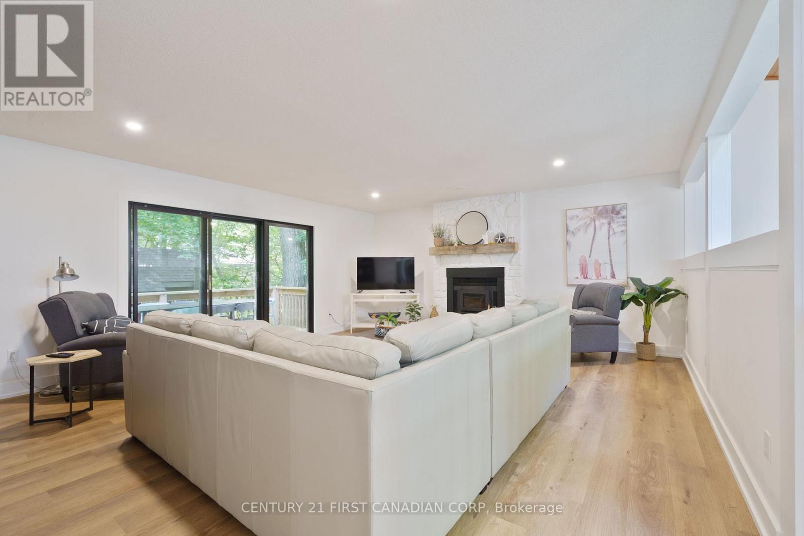 10285 Pines Parkway, Lambton Shores (Grand Bend), Ontario  N0M 1T0 - Photo 5 - X12283905