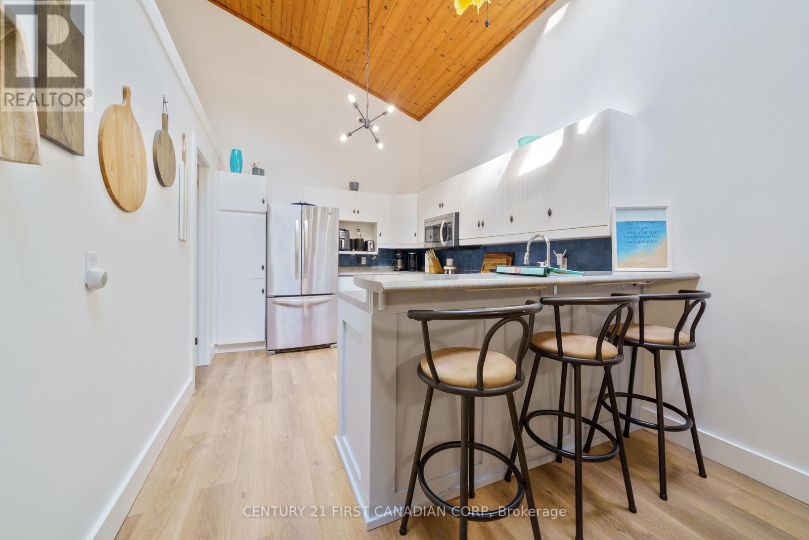 10285 Pines Parkway, Lambton Shores (Grand Bend), Ontario  N0M 1T0 - Photo 9 - X12283905