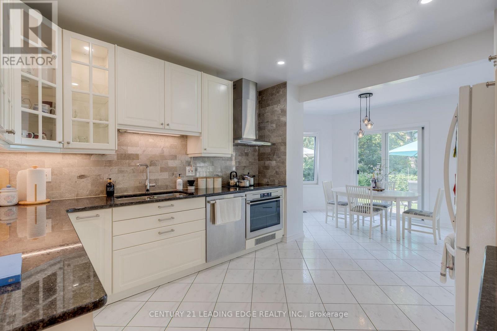 Property at 1482 QUEENSBURY CRESCENT image 4