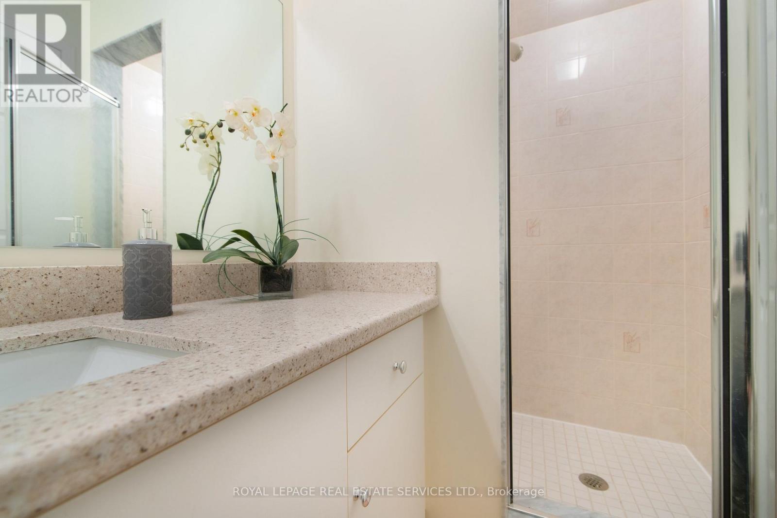 21 - 1010 Cristina Court, Mississauga (Clarkson), Ontario  L5J 4T7 - Photo 8 - W11994349