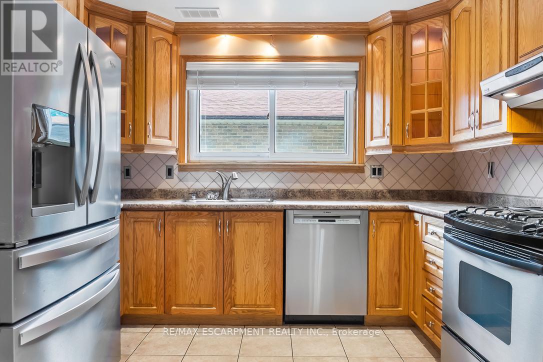 1 Dunbarton Crescent, Brampton (Southgate), Ontario  L6T 1N8 - Photo 11 - W12283927