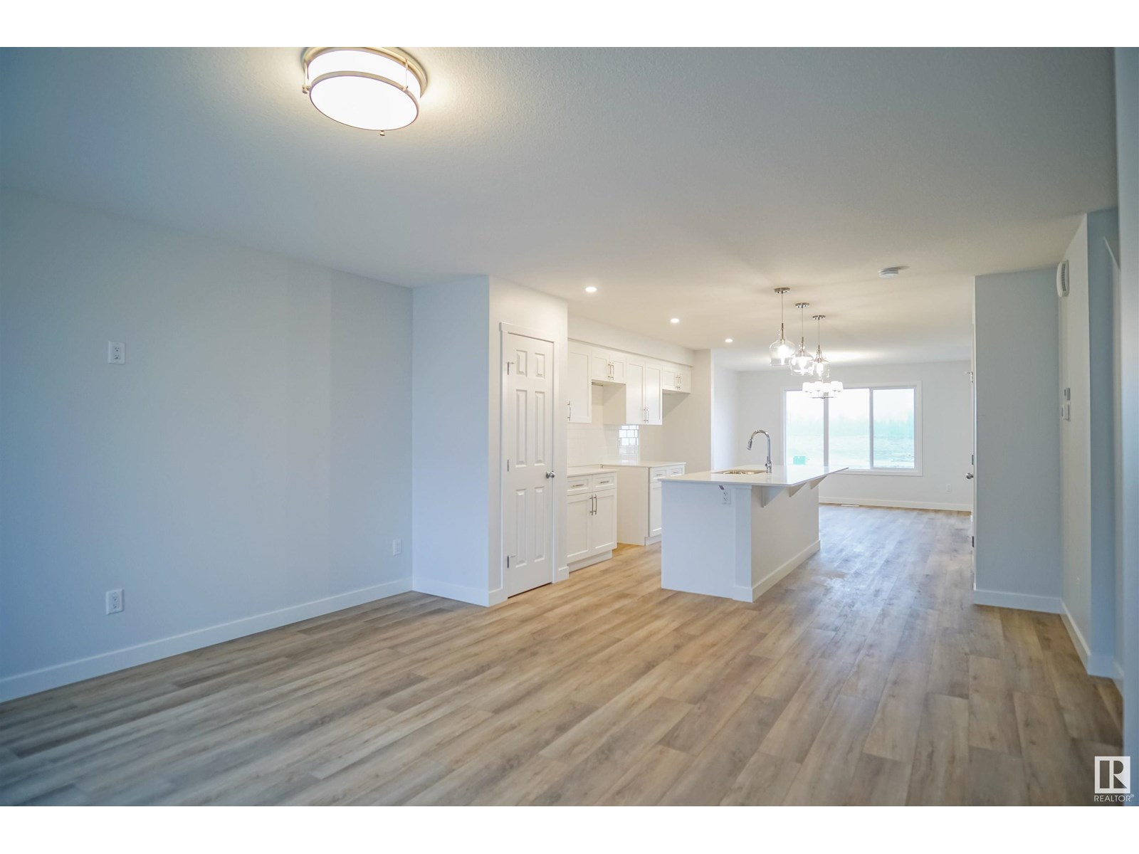 Property at 1072 MCLEOD AV image 4