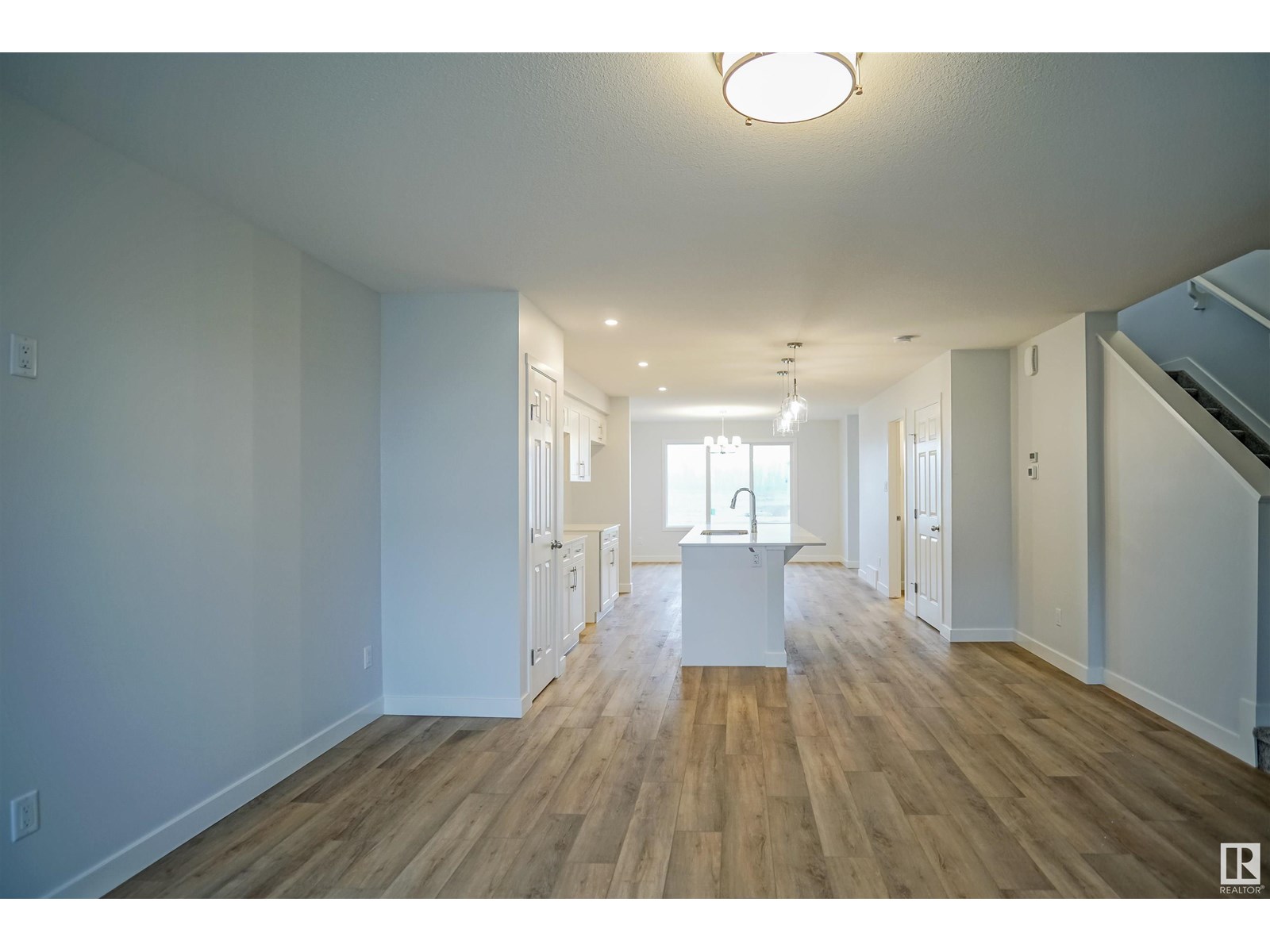 Property at 1072 MCLEOD AV image 5