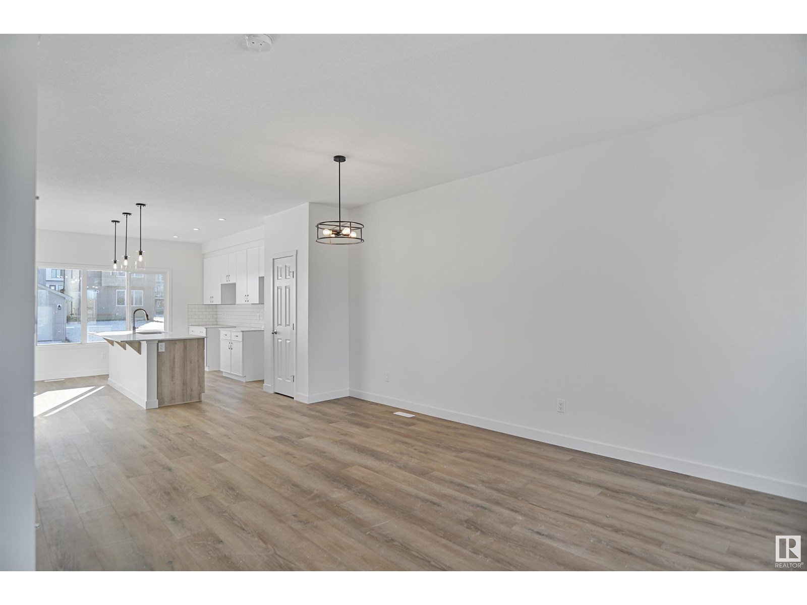 Property at 1076 MCLEOD AV image 3