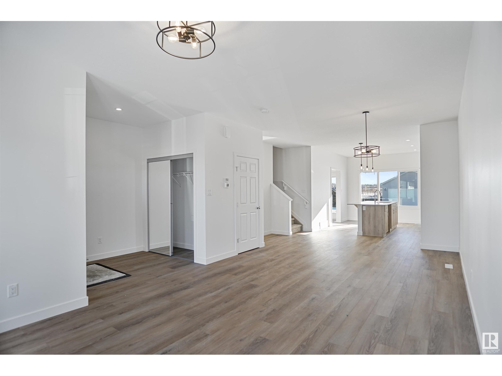 Property at 1076 MCLEOD AV image 4