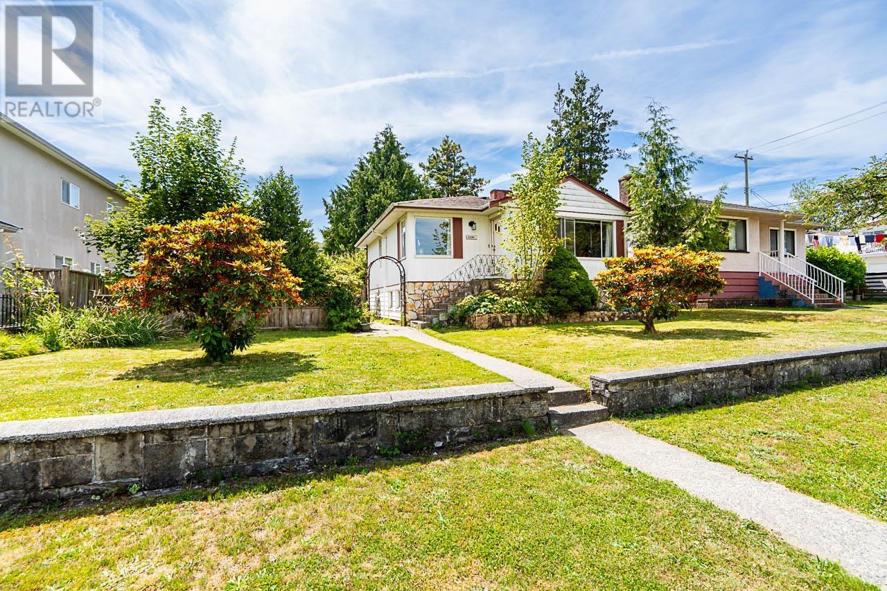 3724 Kincaid Street, Burnaby, British Columbia  V5G 1V5 - Photo 2 - R3024929