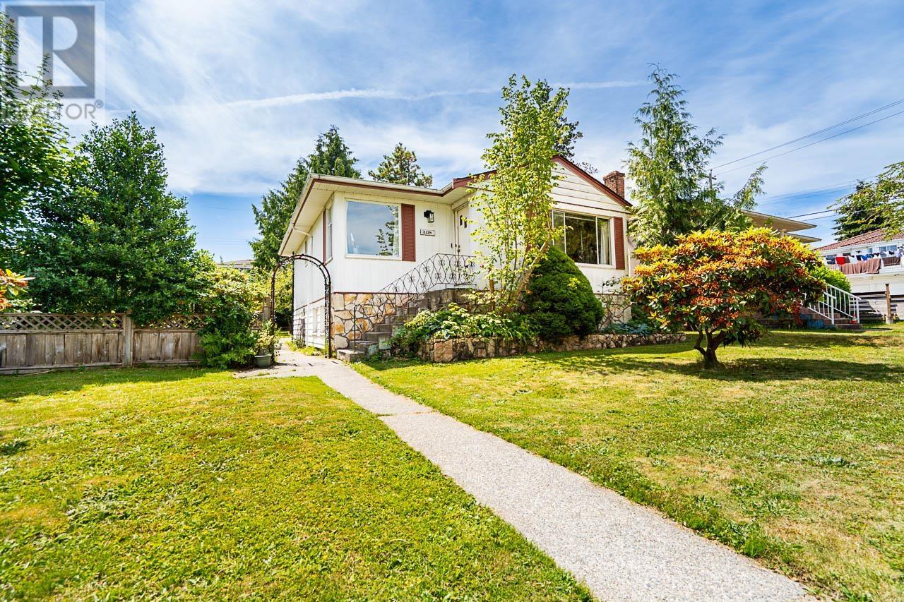 3724 Kincaid Street, Burnaby, British Columbia  V5G 1V5 - Photo 3 - R3024929