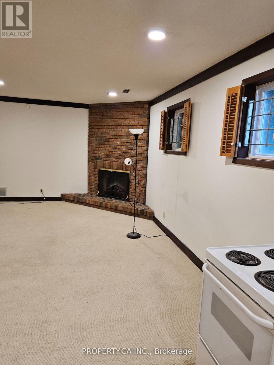 Bsmt - 16 Fleming Drive, Toronto (Bayview Woods-Steeles), Ontario  M2K 2N9 - Photo 3 - C12284061