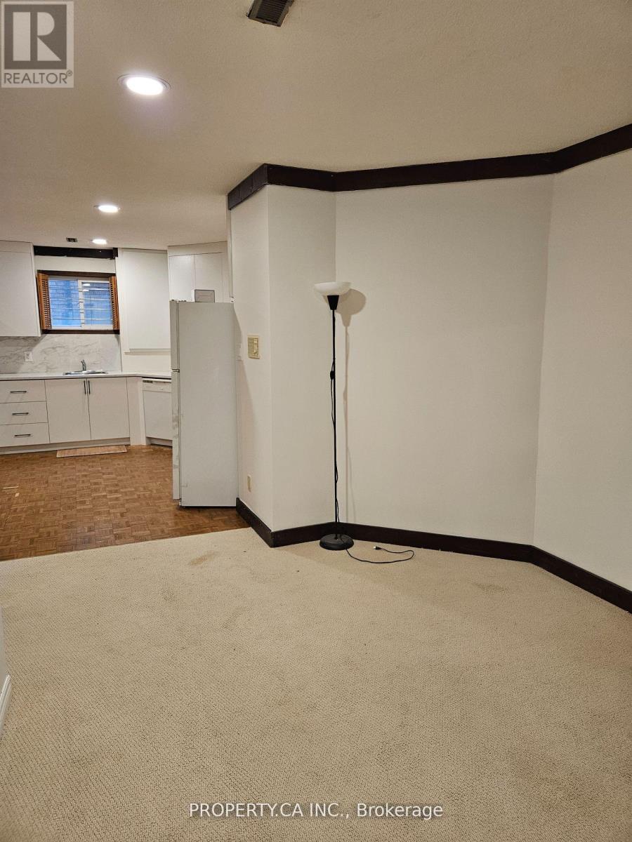Bsmt - 16 Fleming Drive, Toronto (Bayview Woods-Steeles), Ontario  M2K 2N9 - Photo 4 - C12284061