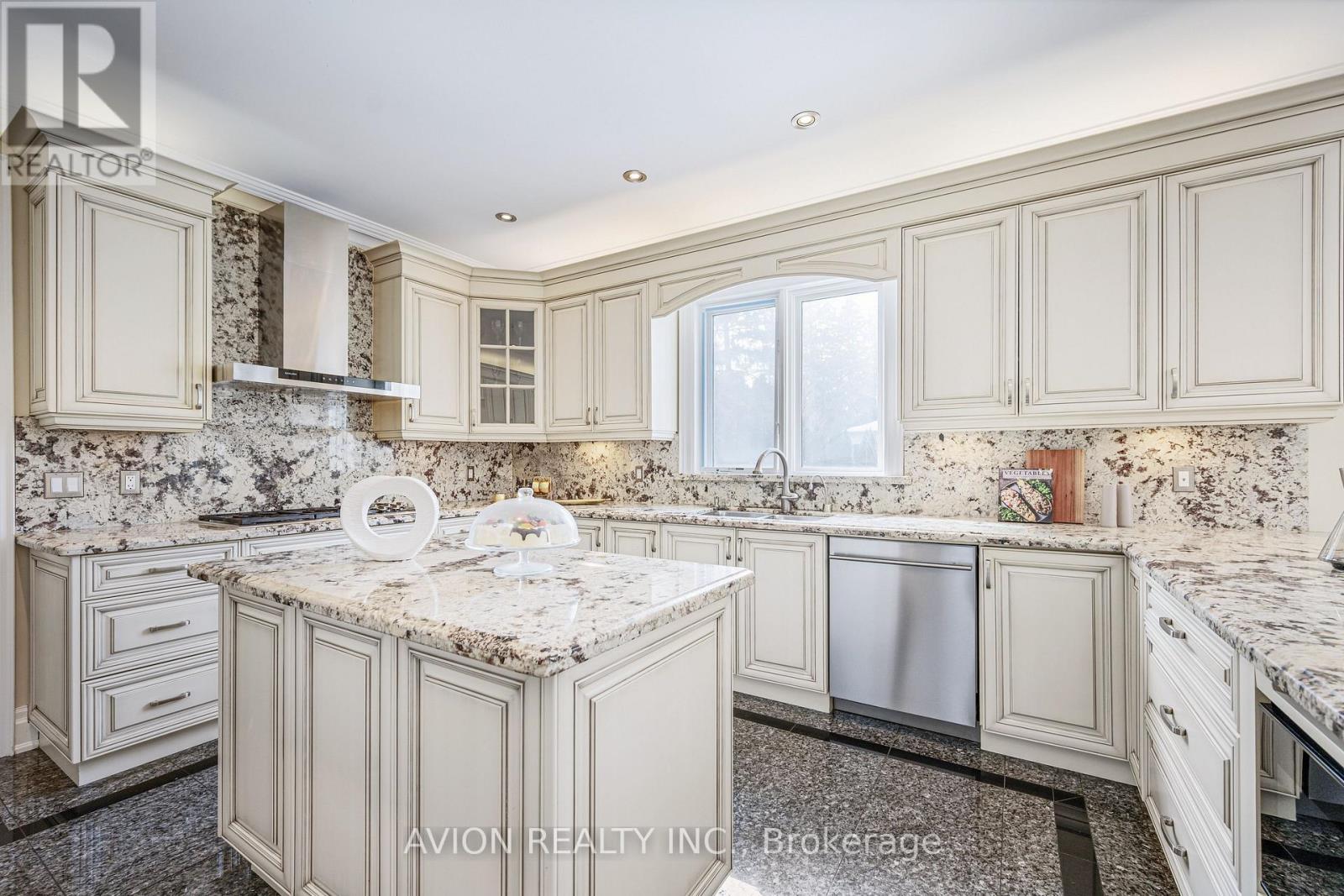 13 Bayview Forest Lane, Markham, Ontario  L3T 7S4 - Photo 16 - N12284093