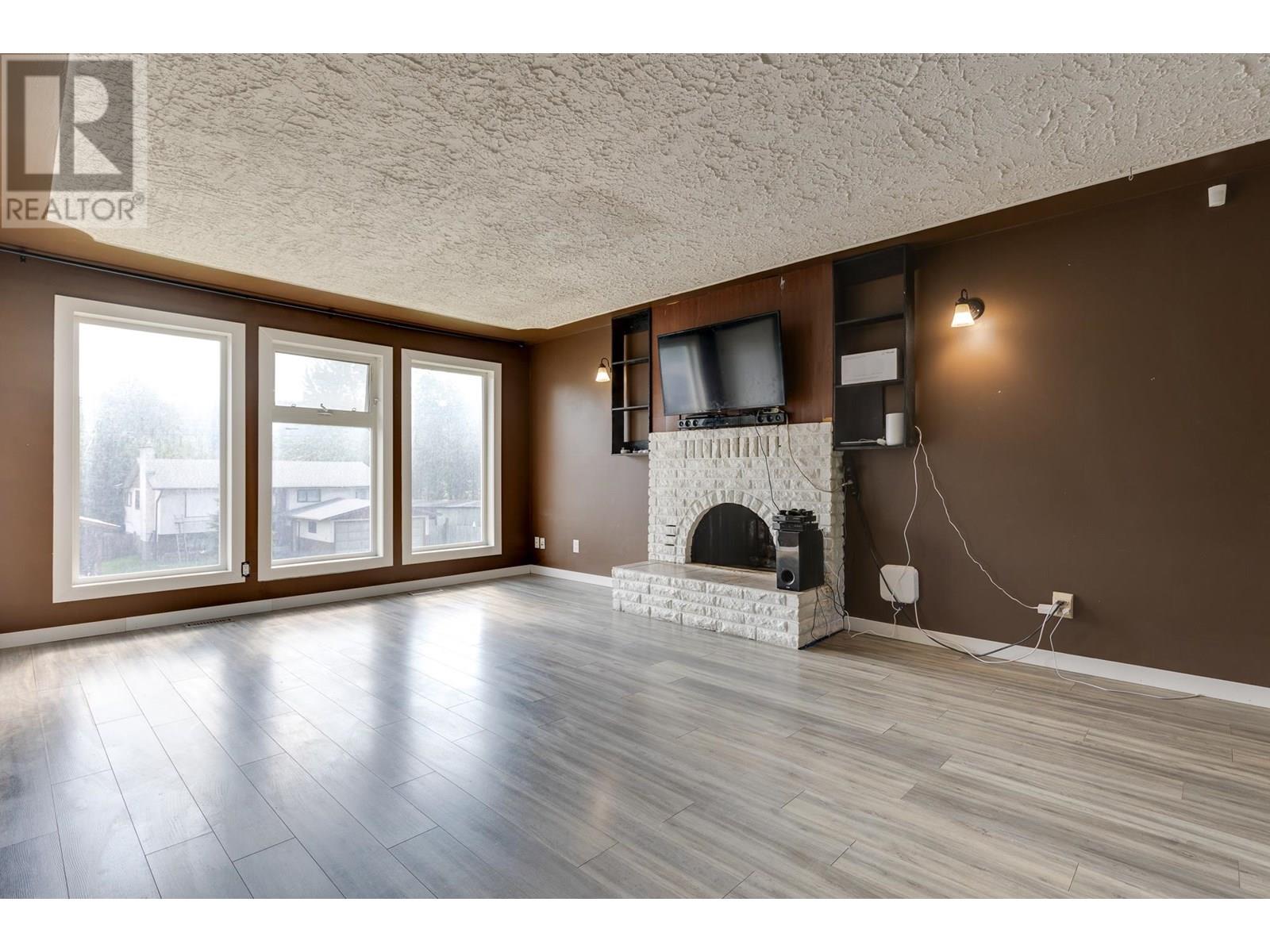 Property at 2839 OAK STREET image 2