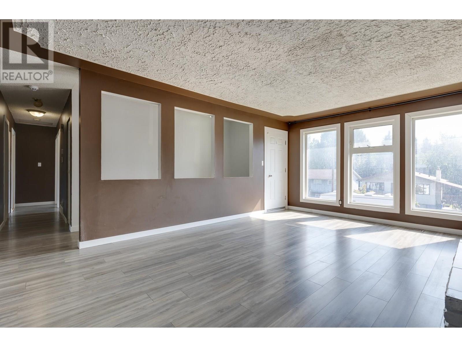 Property at 2839 OAK STREET image 4