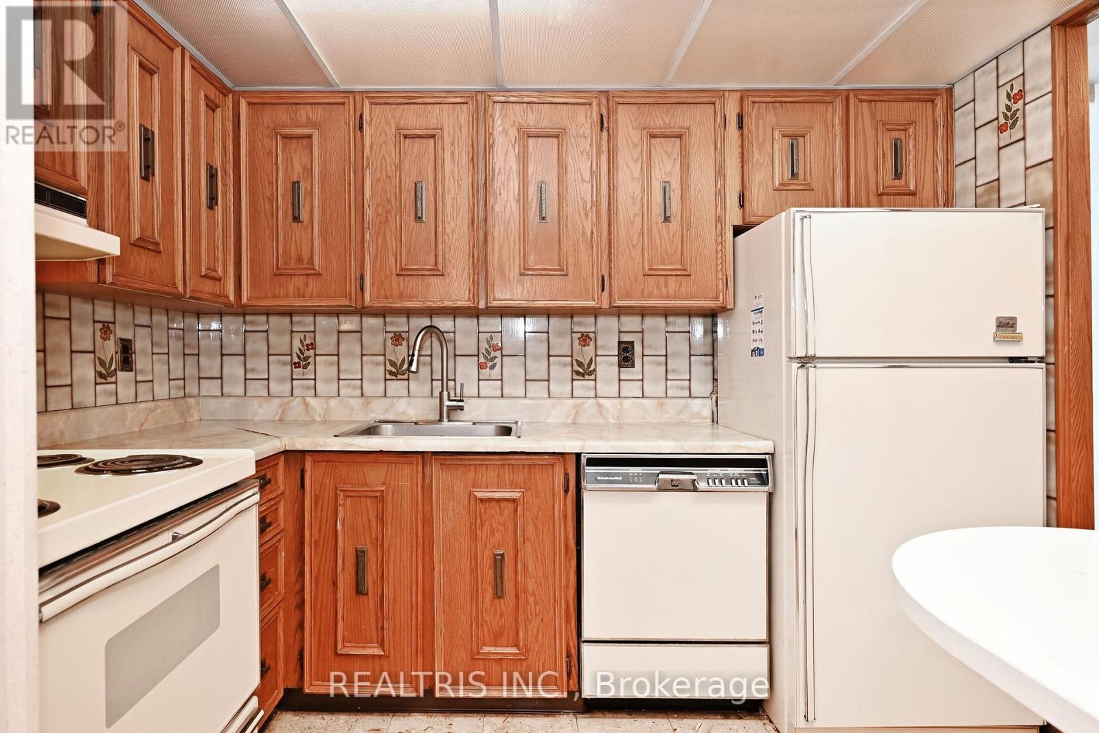 807 - 2323 Confederation Parkway, Mississauga (Cooksville), Ontario  L5B 1R6 - Photo 6 - W12284149