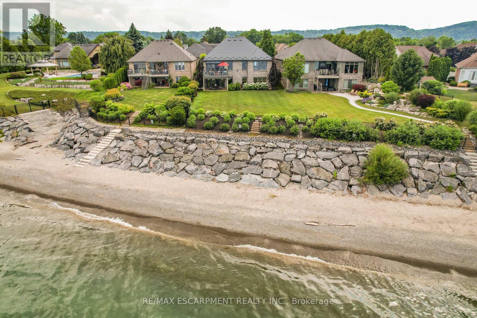 4 - 61 Lake Street, Grimsby (Grimsby Beach), Ontario  L3M 2G6 - Photo 3 - X12284146