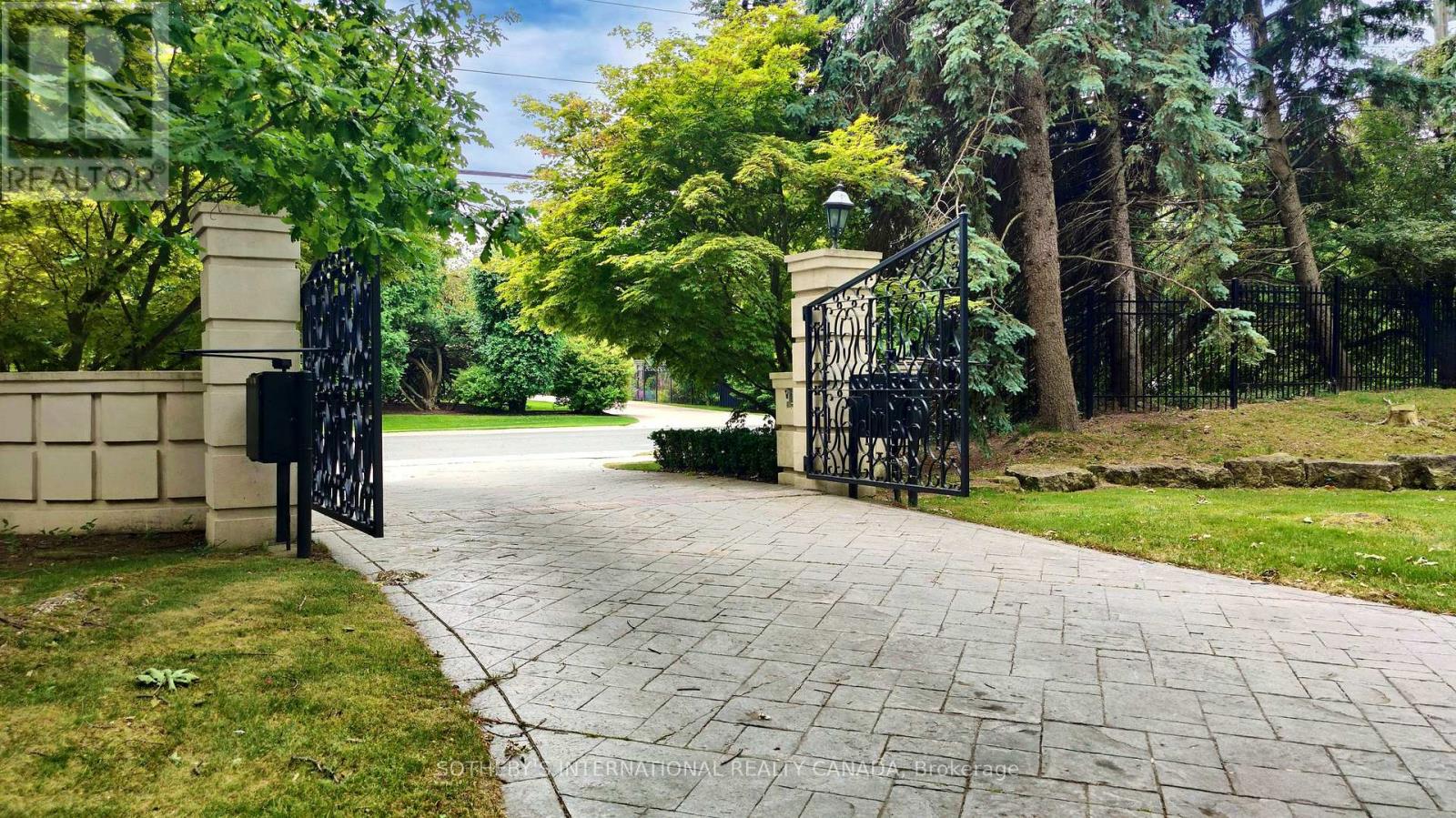 COACH HOUSE - 52 POST ROAD, Toronto, Ontario