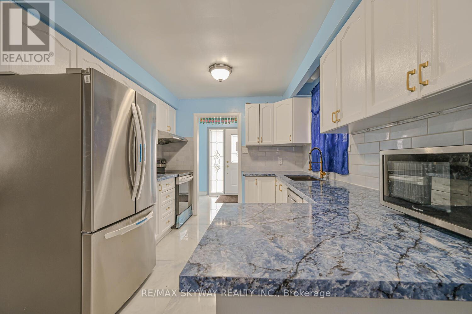 7517 Lully Court, Mississauga, Ontario  L4T 2P2 - Photo 10 - W12284243
