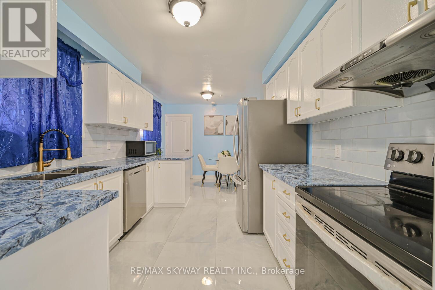 7517 Lully Court, Mississauga, Ontario  L4T 2P2 - Photo 11 - W12284243