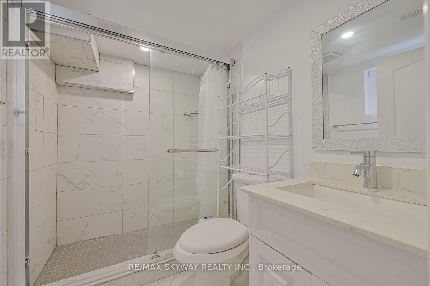 7517 Lully Court, Mississauga, Ontario  L4T 2P2 - Photo 31 - W12284243