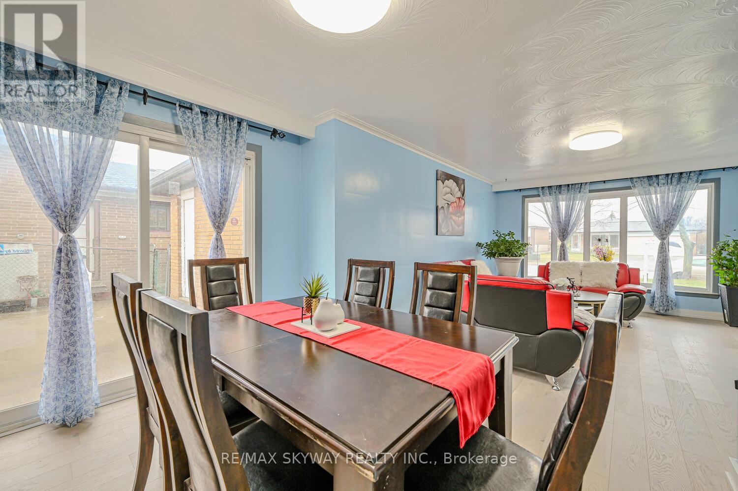 7517 Lully Court, Mississauga, Ontario  L4T 2P2 - Photo 6 - W12284243