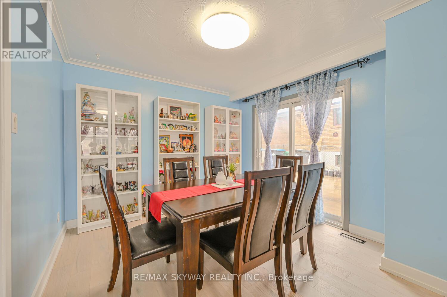 7517 Lully Court, Mississauga, Ontario  L4T 2P2 - Photo 7 - W12284243