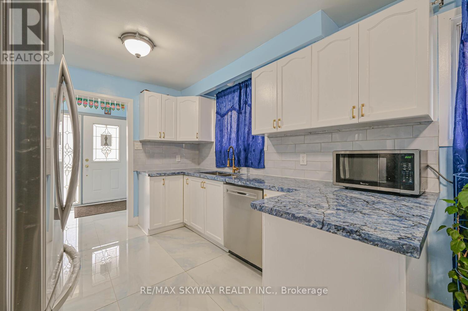 7517 Lully Court, Mississauga, Ontario  L4T 2P2 - Photo 9 - W12284243