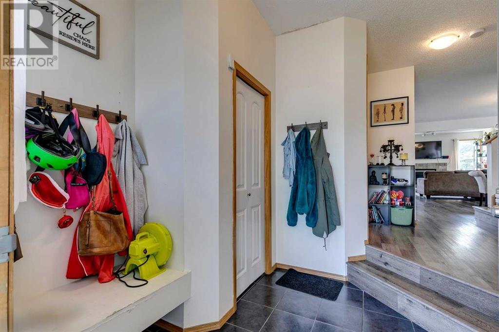 Property at 190 Everoak Gardens SW image 3