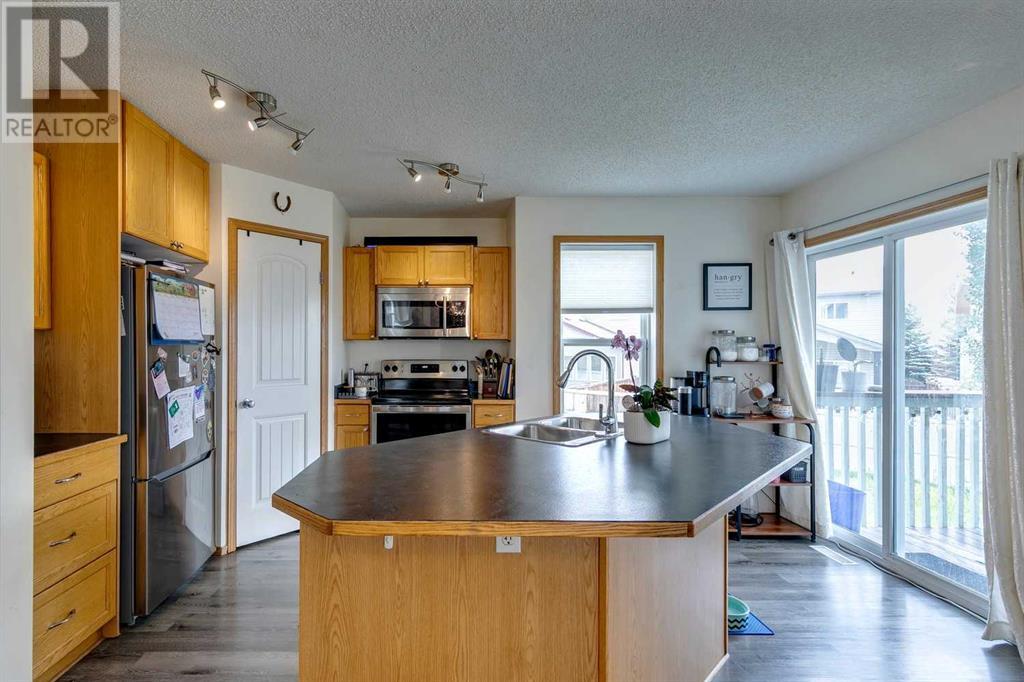 Property at 190 Everoak Gardens SW image 4