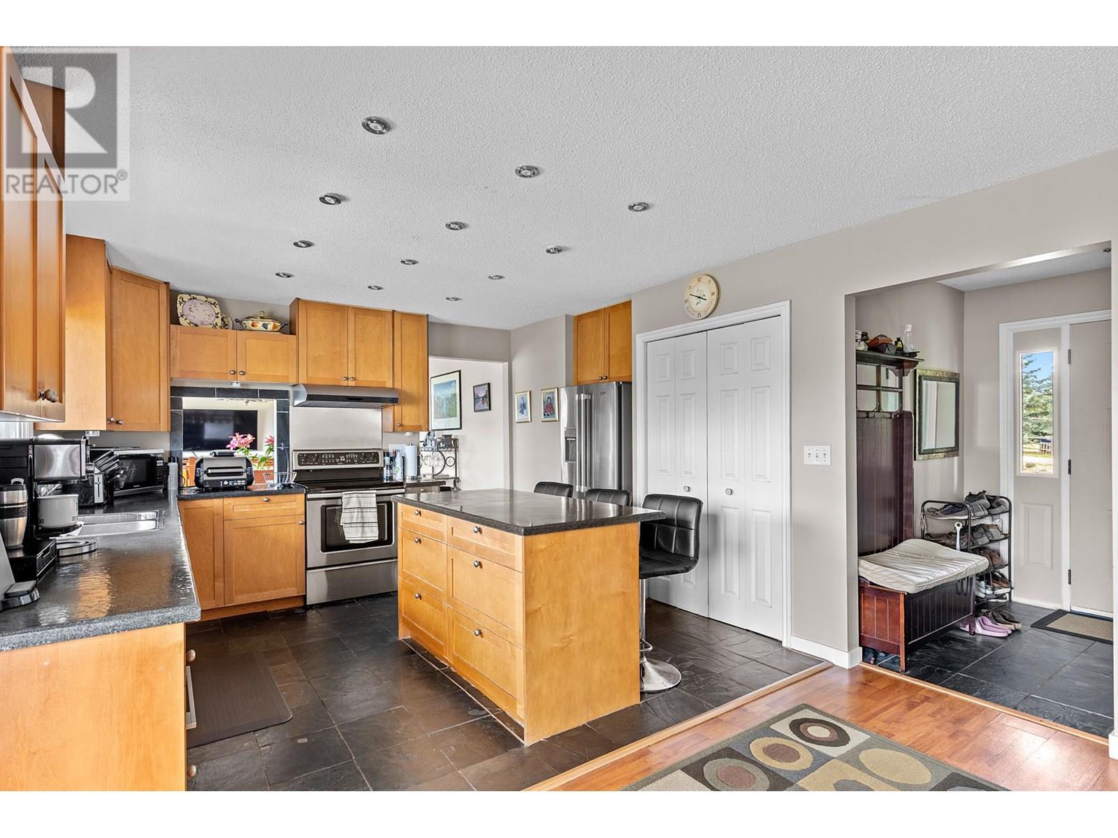 136 Stepping Stones Crescent, Spallumcheen, British Columbia  V1H 1X2 - Photo 8 - 10355957