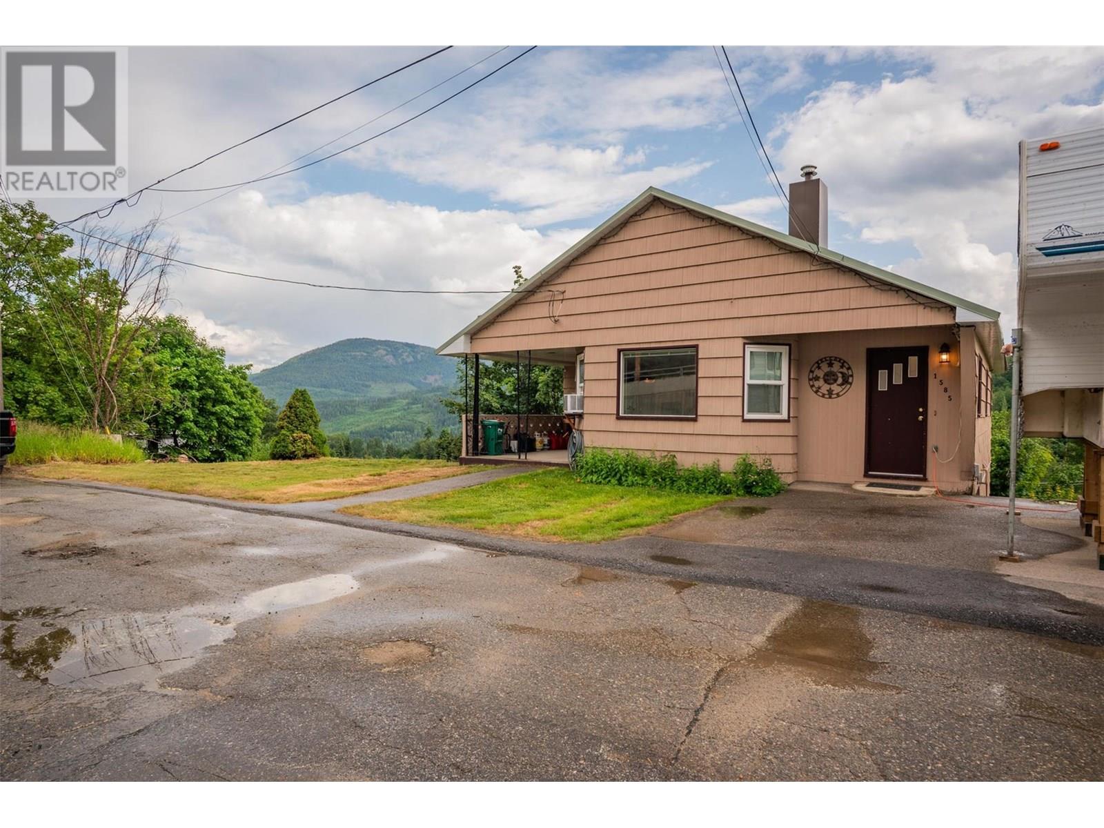 Property at 1585 Dunn Crescent image 2