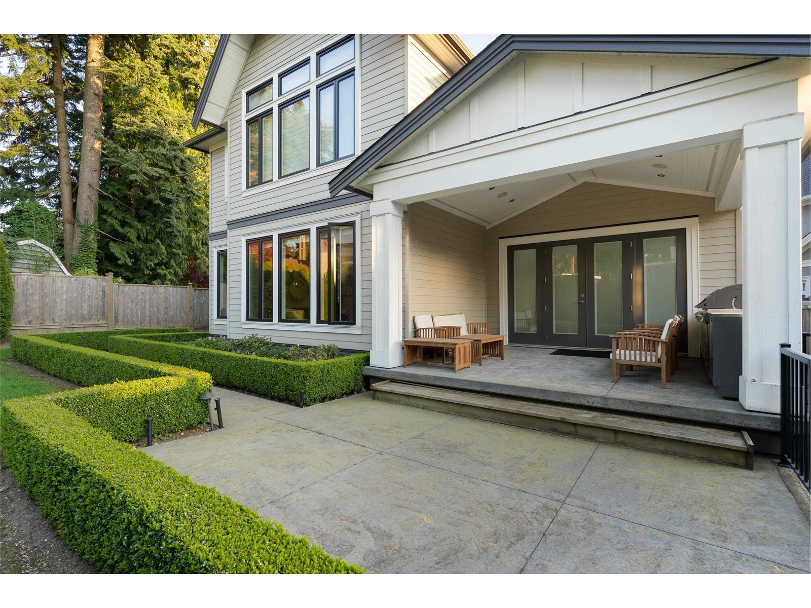 Property at 13183 19A AVENUE image 2